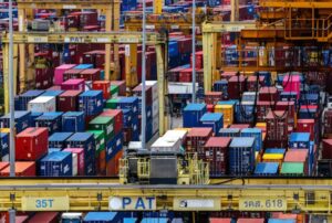 Bãi container tại một cảng hàng hóa ở Thái Lan, phản ánh hoạt động logistics và thương mại trong bối cảnh kinh tế nước này được BoT ghi nhận cải thiện trong tháng 11 nhờ xuất khẩu và đầu tư tăng. Ảnh: Reuters.