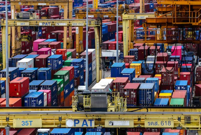 Bãi container tại một cảng hàng hóa ở Thái Lan, phản ánh hoạt động logistics và thương mại trong bối cảnh kinh tế nước này được BoT ghi nhận cải thiện trong tháng 11 nhờ xuất khẩu và đầu tư tăng. Ảnh: Reuters.