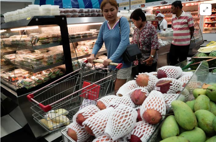 Người mua sắm chọn hàng tại một siêu thị ở Thái Lan, trong bối cảnh lạm phát nước này ghi nhận mức âm tháng thứ 8 liên tiếp trong tháng 11, chủ yếu do giá năng lượng giảm. Ảnh: Reuters