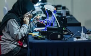 Malaysia thúc đẩy TVET và STEM để đào tạo nhân lực kỹ thuật, nhằm bù đắp thiếu hụt lao động cho quá trình nâng cấp công nghiệp theo “NIMP 2030”. Ảnh: Free Malaysia Today