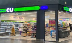 Cửa hàng tiện lợi CU tại Malaysia – chuỗi do myNEWS vận hành được đánh giá đang tiến gần điểm hòa vốn; nếu xu hướng cải thiện duy trì, CU có thể trở thành động lực hỗ trợ kết quả kinh doanh myNEWS trong năm 2026. (Ảnh: chụp màn hình từ Business Today Malaysia)