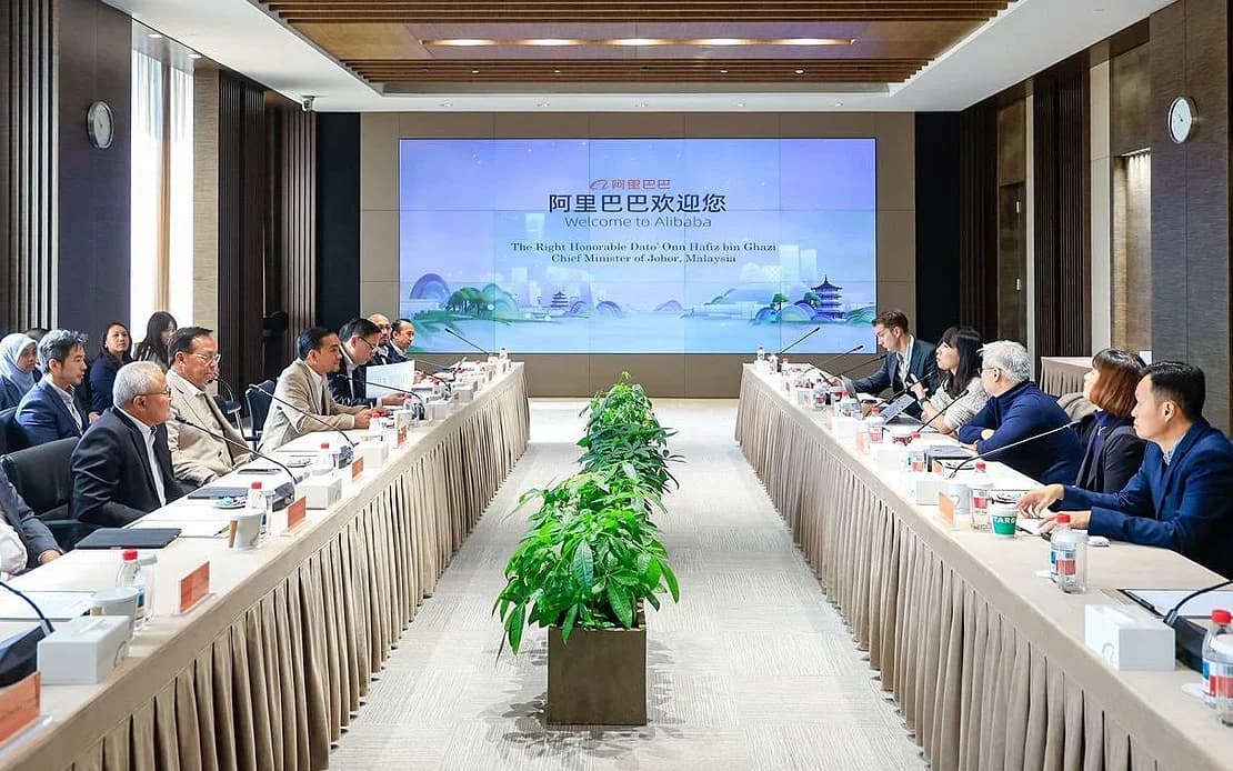 Đoàn đại biểu bang Johor (Malaysia) do Thủ hiến Onn Hafiz Ghazi dẫn đầu làm việc với đại diện Tập đoàn Alibaba trong chuyến công tác tại Trung Quốc, trao đổi về hợp tác và các dự án đầu tư “tác động cao”. (Ảnh: chụp lại từ Sarawak Tribune)