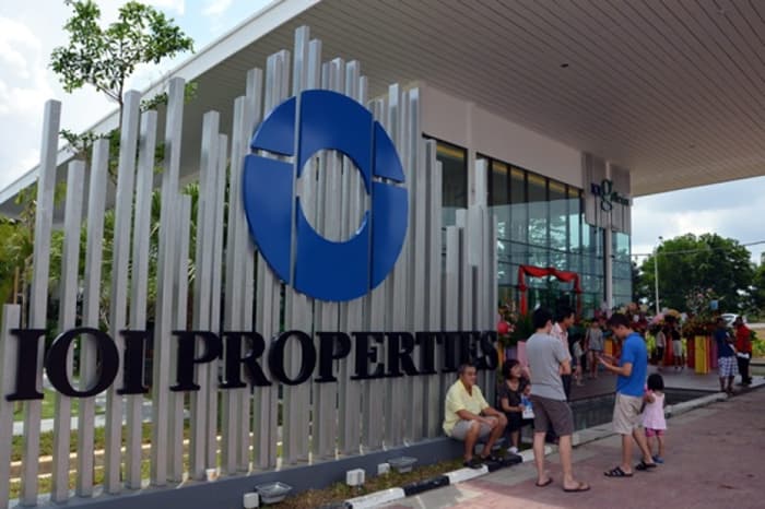 Biển hiệu IOI Properties Group tại một dự án ở Malaysia. Theo The Star ngày 13/01/2026, Kenanga Research nhận định đà phục hồi của IOIPG có thể chậm hơn dự kiến trong bối cảnh đòn bẩy tài chính cao và rủi ro chi phí lãi vay, dù công ty hướng tới mở rộng bất động sản đầu tư và kế hoạch niêm yết REIT trong nửa sau FY2026. (Ảnh: chụp màn hình từ The Star)