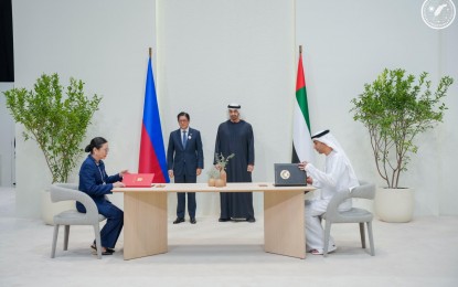 Đại diện Philippines và UAE ký văn kiện liên quan Hiệp định Đối tác Kinh tế Toàn diện (CEPA) tại Abu Dhabi, với quan chức hai bên chứng kiến. (Ảnh: PNA)