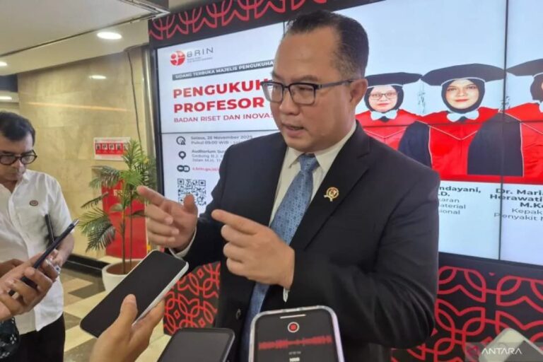 Ảnh minh họa: Người đứng đầu Cơ quan Nghiên cứu và Đổi mới Quốc gia Indonesia (BRIN) Arif Satria trả lời phỏng vấn báo chí bên lề một sự kiện tại Jakarta, trong bối cảnh BRIN chuẩn bị các dự báo công nghệ cho các mốc 2030–2050 nhằm hỗ trợ định hướng công nghiệp hóa của Indonesia. (Ảnh: ANTARA)