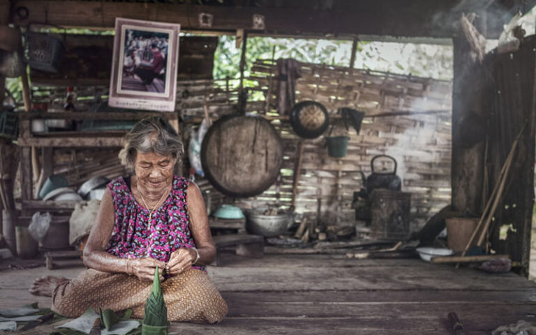 Một người dân tại Đặc khu Yogyakarta (DIY), Indonesia. Chính quyền địa phương đặt mục tiêu giảm tỷ lệ nghèo xuống 9,16% vào năm 2026, với trọng tâm hỗ trợ UMKM và tăng hiệu quả các chương trình trợ giúp xã hội (bansos), bao gồm hình thức hỗ trợ phi tiền mặt.Nguồn ảnh: Harianjogja/Jogjapolitan