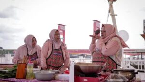 Ba phụ nữ chủ hộ kinh doanh siêu nhỏ (UMKM) tham gia hoạt động nấu ăn trong chương trình “Cerita Rasa” của Amartha tại Palembang (Nam Sumatra, Indonesia), nhằm tôn vinh ẩm thực địa phương và vai trò kinh tế của phụ nữ. Ảnh: chụp màn hình từ Sumsel.Tribunnews.com.