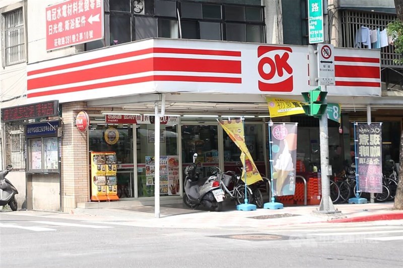 Cửa hàng tiện lợi OKmart tại Đài Loan. Theo Focus Taiwan (CNA), chuỗi siêu thị Simple Mart đã thông qua kế hoạch chi 125 triệu TWD để mua 100% cổ phần OKmart và quyền sở hữu trí tuệ liên quan, đồng thời cho biết hai thương hiệu sẽ tiếp tục hoạt động độc lập. (Ảnh: chụp lại từ Focus Taiwan)