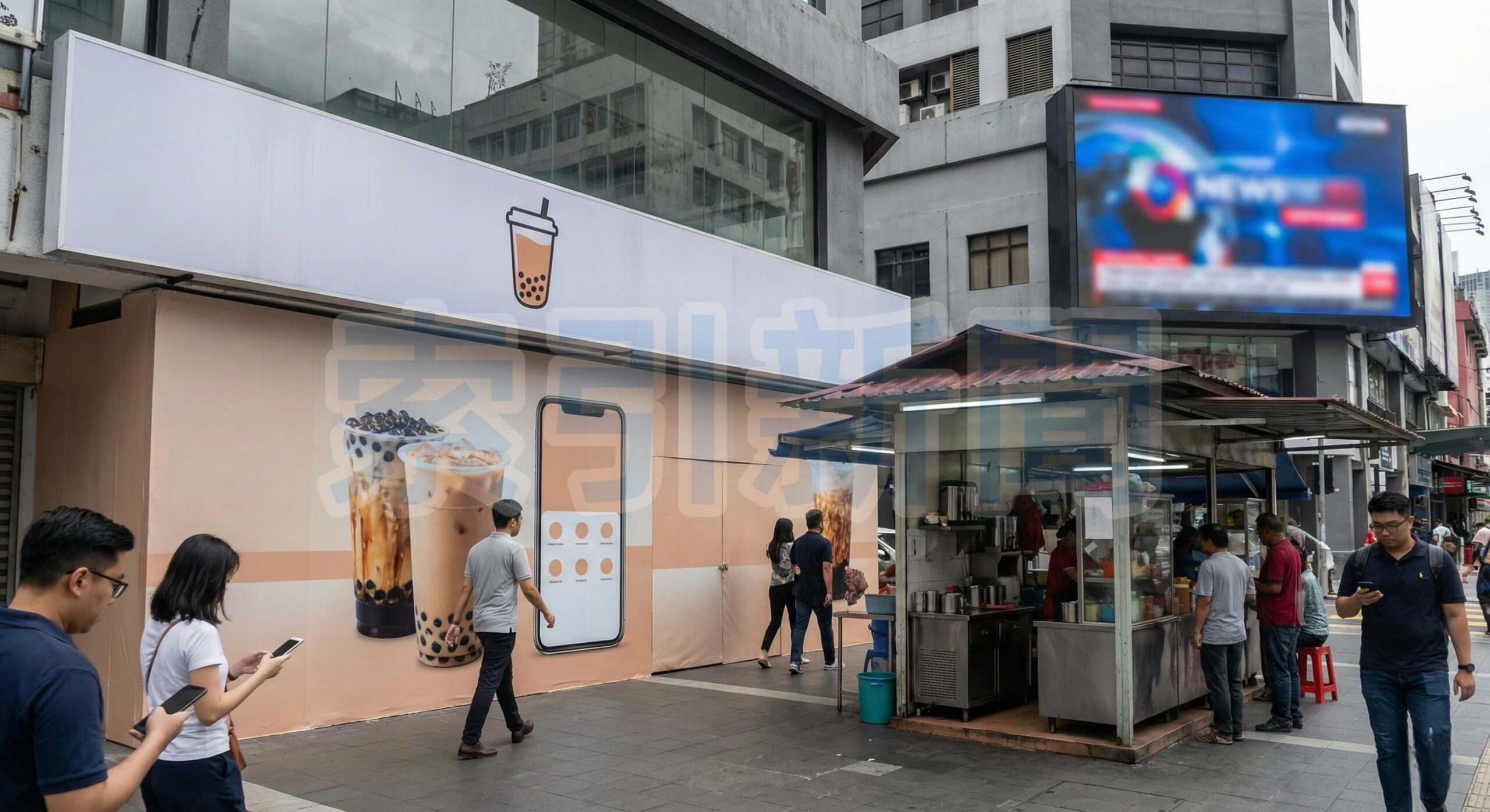 Ảnh minh hoạ: Người đi bộ dùng điện thoại trước một điểm bán đồ uống và quầy hàng ven đường tại Malaysia, trong bối cảnh Bộ Thương mại Trong nước và Chi phí Sinh hoạt cho biết đang rà soát hướng dẫn về mức độ tham gia của thương hiệu F&B nước ngoài, đồng thời cân nhắc sửa đổi hoặc xây dựng khuôn khổ pháp lý để xử lý các vấn đề trên thương mại điện tử.