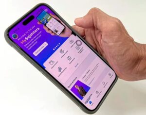 Người dùng thao tác trên ứng dụng MySejahtera của Malaysia. Ảnh: chụp lại từ The Star.