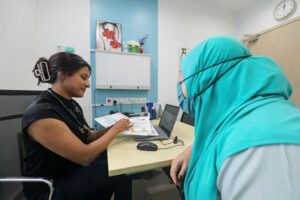 Bác sĩ tư vấn cho bệnh nhân tại một cơ sở y tế ở Malaysia, trong bối cảnh Hiệp hội Y khoa Malaysia (MMA) kêu gọi Quốc hội thảo luận các giải pháp kiềm chế đà tăng chi phí chăm sóc sức khỏe. (Ảnh: The Sun Malaysia/ảnh chụp màn hình)