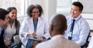 Ảnh minh hoạ các chuyên gia y tế trao đổi trong môi trường lâm sàng, trong bối cảnh Indonesia và Trung Quốc công bố sáng kiến phòng thí nghiệm “y học số” tập trung vào AI và tiêu chuẩn hoá ứng dụng công nghệ trong chăm sóc sức khoẻ. Ảnh: chụp màn hình từ Healthcare IT News.