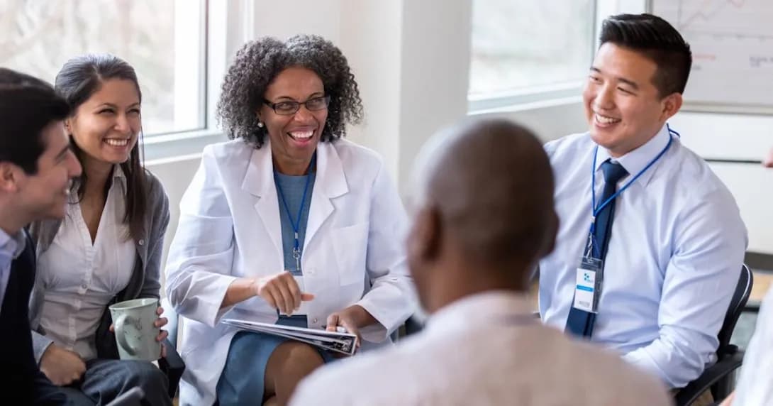 Ảnh minh hoạ các chuyên gia y tế trao đổi trong môi trường lâm sàng, trong bối cảnh Indonesia và Trung Quốc công bố sáng kiến phòng thí nghiệm “y học số” tập trung vào AI và tiêu chuẩn hoá ứng dụng công nghệ trong chăm sóc sức khoẻ. Ảnh: chụp màn hình từ Healthcare IT News.