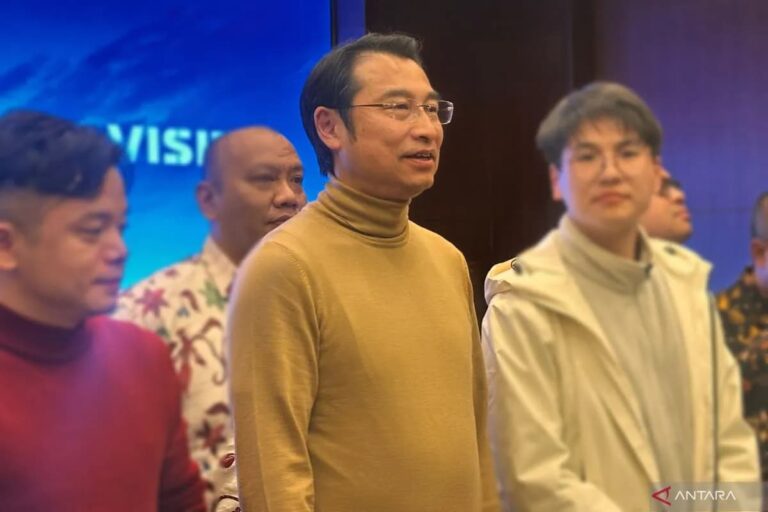 Đại diện hãng xe điện BYD trao đổi với báo giới bên lề chuyến thăm cơ sở tại Trịnh Châu (Trung Quốc), trong bối cảnh BYD cho biết đang nghiên cứu hệ sinh thái thu hồi, tái sử dụng và tái chế pin xe điện đã qua sử dụng tại Indonesia. Ảnh: ANTARA