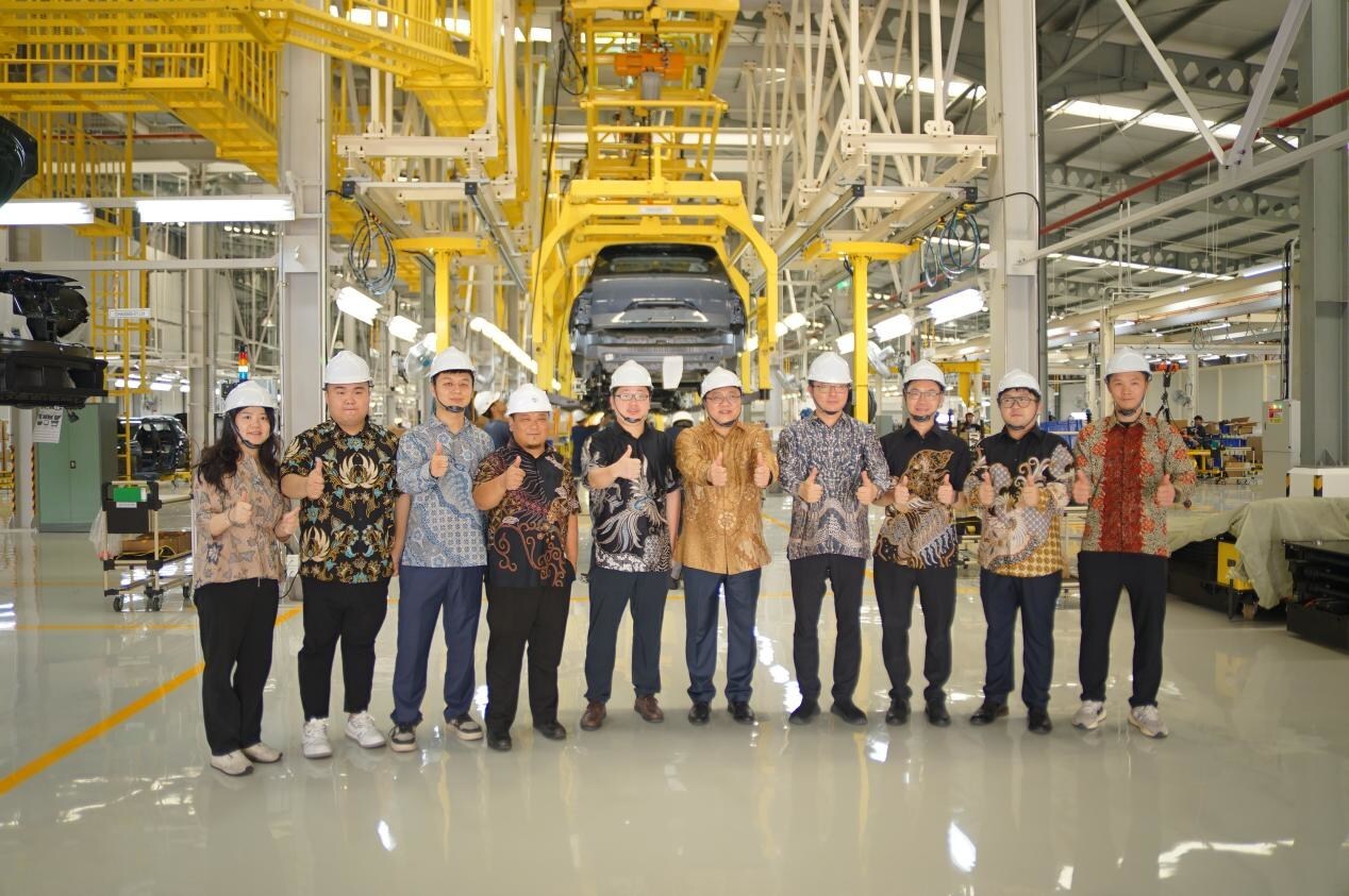 Nhân sự và đại diện đối tác chụp ảnh tại dây chuyền lắp ráp trong “GAC Indonesia Smart Factory” (nhà máy thông minh của GAC tại Indonesia), nơi hãng cho biết đã đưa cơ sở vào vận hành như một phần chiến lược mở rộng sản xuất xe điện/NEV ở Đông Nam Á. Ảnh: PR Newswire (GAC)