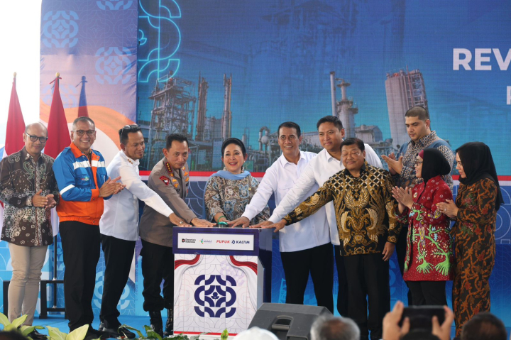 Bộ trưởng Nông nghiệp Indonesia Andi Amran Sulaiman (giữa) cùng lãnh đạo Pupuk Indonesia/Pupuk Kaltim và các quan chức địa phương thực hiện nghi thức khánh thành dự án “revamping” Nhà máy Amoniac số 2 (Ammonia Pabrik-2) của Pupuk Kaltim tại Bontang, Đông Kalimantan, ngày 29/1/2026, theo thông tin đăng trên cổng Bộ Nông nghiệp Indonesia. Ảnh: Kementerian Pertanian RI