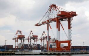 Cần cẩu bốc dỡ container tại một cảng biển ở Philippines, minh họa hoạt động thương mại hàng hóa trong bối cảnh nước này công bố số liệu xuất–nhập khẩu mới nhất. Ảnh: chụp lại từ Philippine News Agency (PNA)