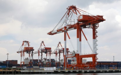 Cần cẩu bốc dỡ container tại một cảng biển ở Philippines, minh họa hoạt động thương mại hàng hóa trong bối cảnh nước này công bố số liệu xuất–nhập khẩu mới nhất. Ảnh: chụp lại từ Philippine News Agency (PNA)