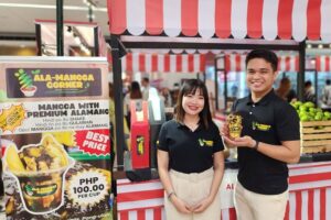 Đại diện một gian hàng MSME giới thiệu sản phẩm đồ ăn vặt tại khu sự kiện trong trung tâm thương mại SM ở Philippines, minh họa các hoạt động “pop-up” mà SM Supermalls cho biết sẽ tiếp tục mở rộng trong năm 2026 để hỗ trợ doanh nghiệp nhỏ tiếp cận khách hàng. Ảnh: chụp lại từ Philstar