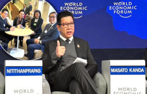 Ảnh minh hoạ tại WEF Davos: ông **Ekniti Nitithanprapas** (Phó thủ tướng kiêm Bộ trưởng Tài chính Thái Lan, theo truyền thông Thái) xuất hiện trên sân khấu bên cạnh bảng tên, trong bối cảnh Bangkok công bố ghi nhận các **kế hoạch/cam kết đầu tư tổng cộng hơn 500 tỷ baht** sau chuỗi cuộc gặp với các tập đoàn quốc tế. Ảnh chụp màn hình từ Thai Examiner.