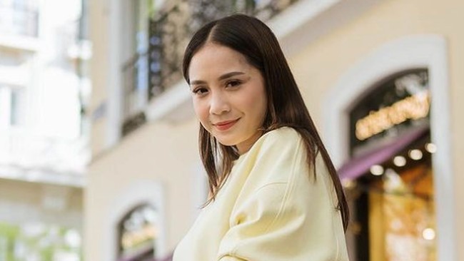 Nagita Slavina được truyền thông Indonesia nhắc đến như ứng viên cổ đông kiểm soát (calon pengendali) của công ty niêm yết VISI trong kế hoạch thâu tóm. Nguồn ảnh: CNN