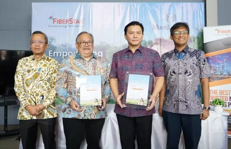 Đại diện FiberStar và CBN chụp ảnh cùng phía Mustikaland sau lễ ký kết hợp tác mở rộng hạ tầng internet cáp quang tại các khu dân cư ở Indonesia.Nguồn ảnh:Investor.id