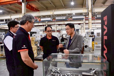 Quan chức TP. Đài Trung trao đổi với doanh nghiệp tại một nhà máy sản xuất, trong bối cảnh thành phố thu hút thêm nhiều cơ sở mới và mở rộng chuỗi cung ứng bán dẫn theo làn sóng đầu tư của TSMC. (Ảnh chụp màn hình từ Chính quyền TP. Đài Trung)