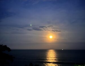 Ánh trăng phản chiếu trên mặt biển, tạo thành dải sáng vàng. Chính quyền huyện Hoa Liên gần đây tiếp tục quảng bá điểm đến và các hoạt động, kỳ vọng thúc đẩy du lịch miền đông phục hồi trong dịp Tết Nguyên đán. Ảnh: chụp lại từ CNA howlife.