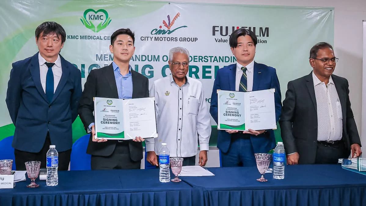 Các đại diện KMC Medical Centre, FUJIFILM Malaysia và City Motors Group trong lễ ký biên bản ghi nhớ nhằm triển khai hệ thống MRI ứng dụng AI để tăng năng lực chẩn đoán tại bang Perak.Nguồn ảnh: Healthcare Asia Magazine.