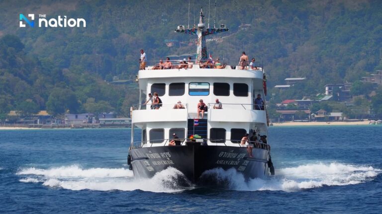 Một tàu chở khách du lịch trên biển tại Thái Lan; khảo sát của Tourism Council of Thailand cho thấy yếu tố baht mạnh/yếu ảnh hưởng tới 90% quyết định đi lại của khách quốc tế. Nguồn ảnh: nationthailand.