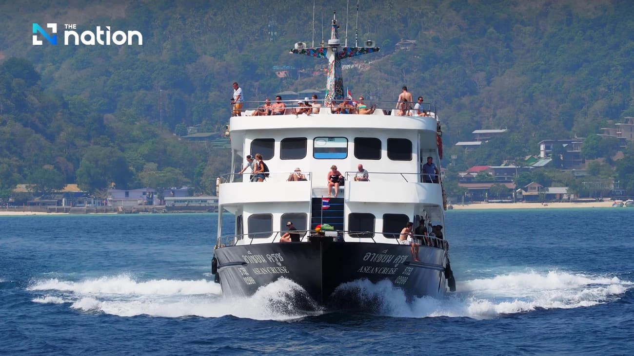 Một tàu chở khách du lịch trên biển tại Thái Lan; khảo sát của Tourism Council of Thailand cho thấy yếu tố baht mạnh/yếu ảnh hưởng tới 90% quyết định đi lại của khách quốc tế. Nguồn ảnh: nationthailand.