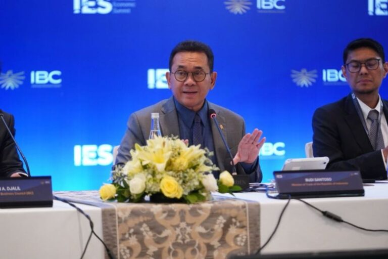 Bộ trưởng Thương mại Indonesia Budi Santoso phát biểu tại đối thoại chính sách của Indonesia Economic Summit 2026 ở Jakarta, khi chính phủ thúc đẩy tăng cầu nội địa và mở rộng xuất khẩu trong bối cảnh “gió ngược” toàn cầu. (Nguồn ảnh: ANTARA News)