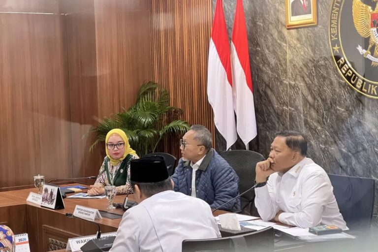 Các quan chức Indonesia họp điều phối tại Jakarta về tiến độ chương trình “Koperasi Desa Merah Putih” (Hợp tác xã Làng Đỏ–Trắng), trong bối cảnh chính phủ đặt mục tiêu hoàn tất khoảng 30.000 cơ sở/điểm phục vụ hợp tác xã vào khoảng tháng 5–6/2026 nhằm củng cố kênh cung ứng hàng thiết yếu và hỗ trợ kinh tế nông thôn. Nguồn: ANTARA News.