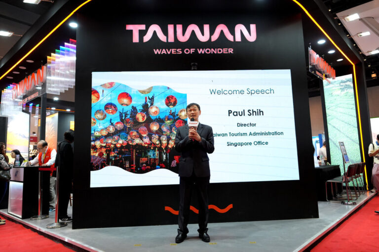 Đại diện Cơ quan Du lịch Đài Loan (Taiwan Tourism Administration) phát biểu tại gian hàng “TAIWAN – Waves of Wonder” trong khuôn khổ hội chợ du lịch OTM ở Mumbai, Ấn Độ, nơi Đài Loan quảng bá thông điệp “Taiwan không ngủ” nhằm thu hút khách du lịch và khách công tác từ thị trường Ấn Độ.Nguồn ảnh: CNA