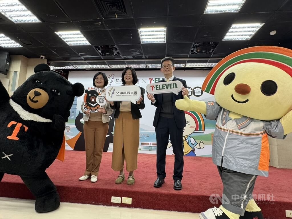 Đại diện Cục Du lịch Đài Loan (Tourism Administration) và President Chain Store (7-ELEVEN Đài Loan) chụp ảnh tại sự kiện công bố hợp tác triển khai mô hình “Traveler Convenience Store”, nhằm mở rộng điểm chạm dịch vụ cho du khách thông qua mạng lưới cửa hàng 7-ELEVEN. Ảnh chụp lại từ: CNA