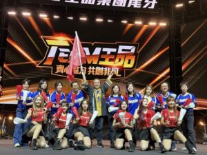 Nhân viên và nghệ sĩ biểu diễn tại sự kiện tất niên của Wang Steak (Đài Loan) năm 2025, trong đó ban lãnh đạo công ty giới thiệu mục tiêu doanh thu 2026 vượt 200 tỷ TWD và tổng số cửa hàng hai bờ trên 500.Nguồn ảnh: UDN