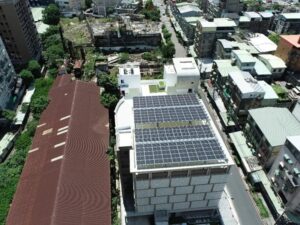 Hệ thống pin mặt trời mái nhà được lắp đặt trên nóc công trình, một ví dụ về giải pháp phát điện phân tán đang được địa phương thúc đẩy thông qua các chương trình hỗ trợ. Nguồn ảnh: UDN