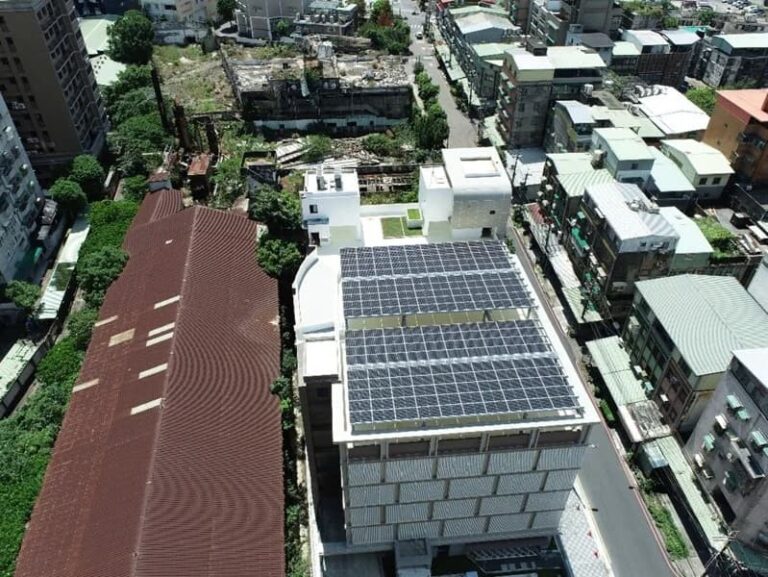 Hệ thống pin mặt trời mái nhà được lắp đặt trên nóc công trình, một ví dụ về giải pháp phát điện phân tán đang được địa phương thúc đẩy thông qua các chương trình hỗ trợ. Nguồn ảnh: UDN