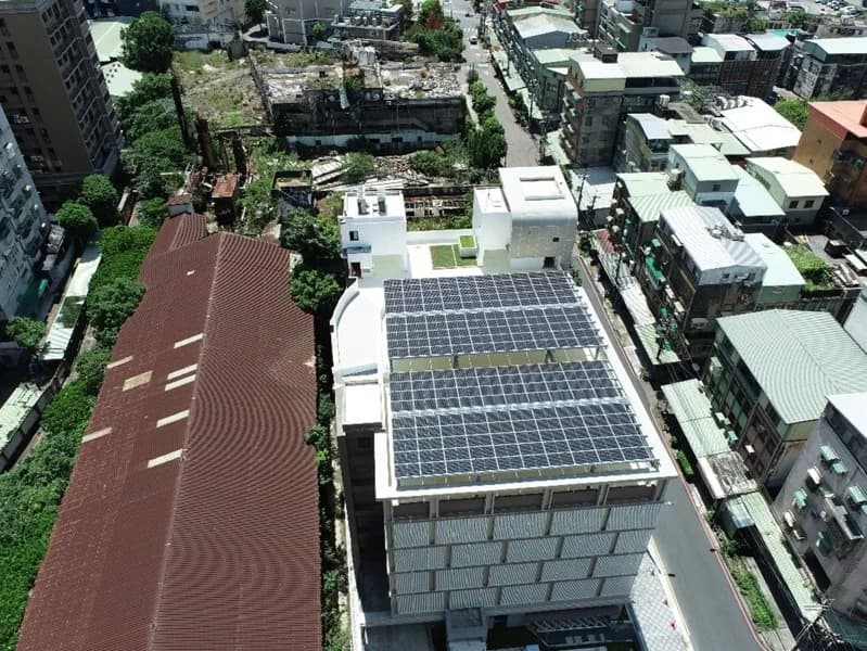 Hệ thống pin mặt trời mái nhà được lắp đặt trên nóc công trình, một ví dụ về giải pháp phát điện phân tán đang được địa phương thúc đẩy thông qua các chương trình hỗ trợ. Nguồn ảnh: UDN