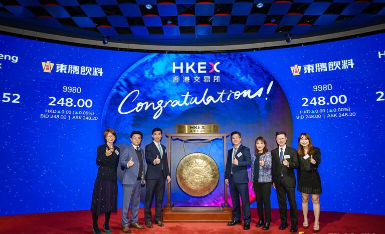 Đại diện lãnh đạo Eastroc Beverage và Deloitte Trung Quốc tham dự nghi lễ đánh cồng khai trương giao dịch tại Sở Giao dịch Chứng khoán Hồng Kông (HKEX) ngày 3 tháng 2 năm 2026, đánh dấu việc cổ phiếu mã 9980 chính thức niêm yết với giá phát hành 248 HKD.Nguồn ảnh: Deloitte China