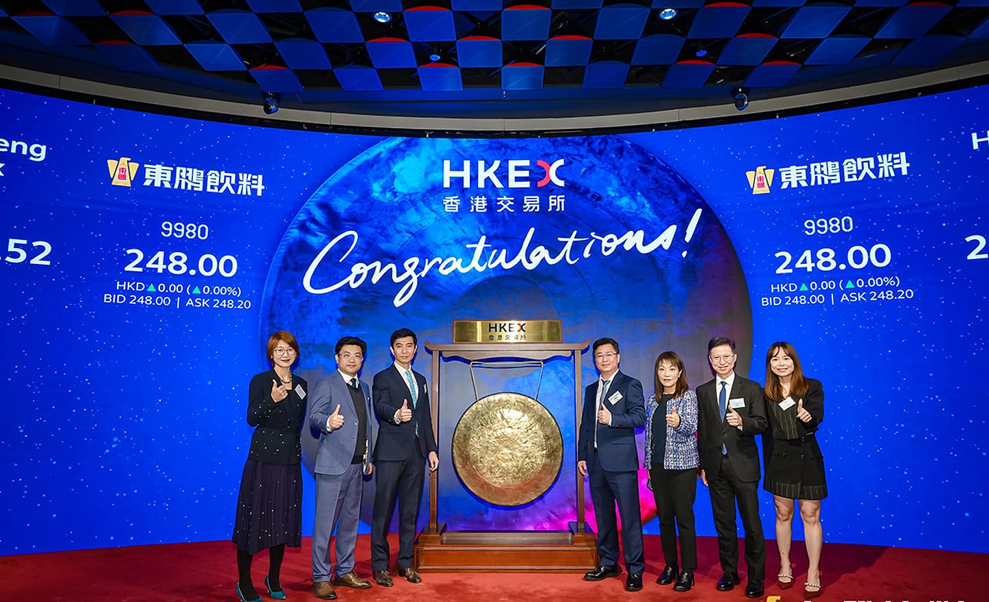 Đại diện lãnh đạo Eastroc Beverage và Deloitte Trung Quốc tham dự nghi lễ đánh cồng khai trương giao dịch tại Sở Giao dịch Chứng khoán Hồng Kông (HKEX) ngày 3 tháng 2 năm 2026, đánh dấu việc cổ phiếu mã 9980 chính thức niêm yết với giá phát hành 248 HKD.Nguồn ảnh: Deloitte China