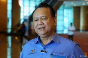 Bộ trưởng Bộ Công chính Malaysia Datuk Seri Alexander Nanta Linggi công bố tăng gấp bốn lần phân bổ ngân sách bảo trì đường liên bang cho Sabah và Sarawak lên 200 triệu ringgit mỗi bang trong năm 2026.Nguồn ảnh: The Edge Malaysia