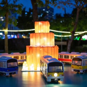 Lễ hội Đèn lồng Tân Bắc 2026 trưng bày mô hình “bánh metro” cao 3 mét cùng đoàn tàu tuyến Tam Oanh thu nhỏ, thu hút người dân xếp hàng check-in tại Công viên Đô thị Tân Bắc. (Ảnh minh hoạ tin tức, không phải ảnh thật.)