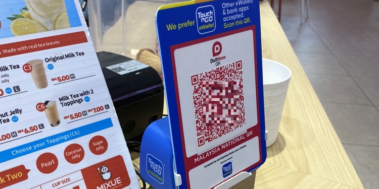 Tee Kean Kang (đại diện Paydibs) phát biểu tại sự kiện, kêu gọi doanh nghiệp vừa và nhỏ Malaysia khai thác dữ liệu giao dịch như đòn bẩy tăng trưởng thay vì bỏ ngỏ. Ảnh / Soyacincau