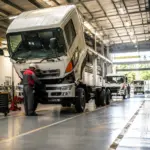 Xưởng dịch vụ xe thương mại được nâng cấp tại Yogyakarta, tập trung vào bảo dưỡng và hỗ trợ kỹ thuật cho khách hàng vận tải.