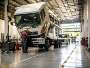 Xưởng dịch vụ xe thương mại được nâng cấp tại Yogyakarta, tập trung vào bảo dưỡng và hỗ trợ kỹ thuật cho khách hàng vận tải.