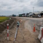 Đường nông thôn dang dở minh họa rủi ro hạ tầng trong chuỗi cung ứng nông nghiệp Philippines. ---