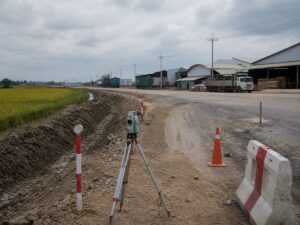 Đường nông thôn dang dở minh họa rủi ro hạ tầng trong chuỗi cung ứng nông nghiệp Philippines. ---