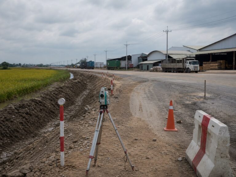 Đường nông thôn dang dở minh họa rủi ro hạ tầng trong chuỗi cung ứng nông nghiệp Philippines. ---