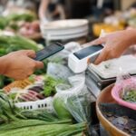 Một cửa hàng địa phương tại Thái Lan chuẩn bị đón dòng khách từ chương trình đồng chi trả.
